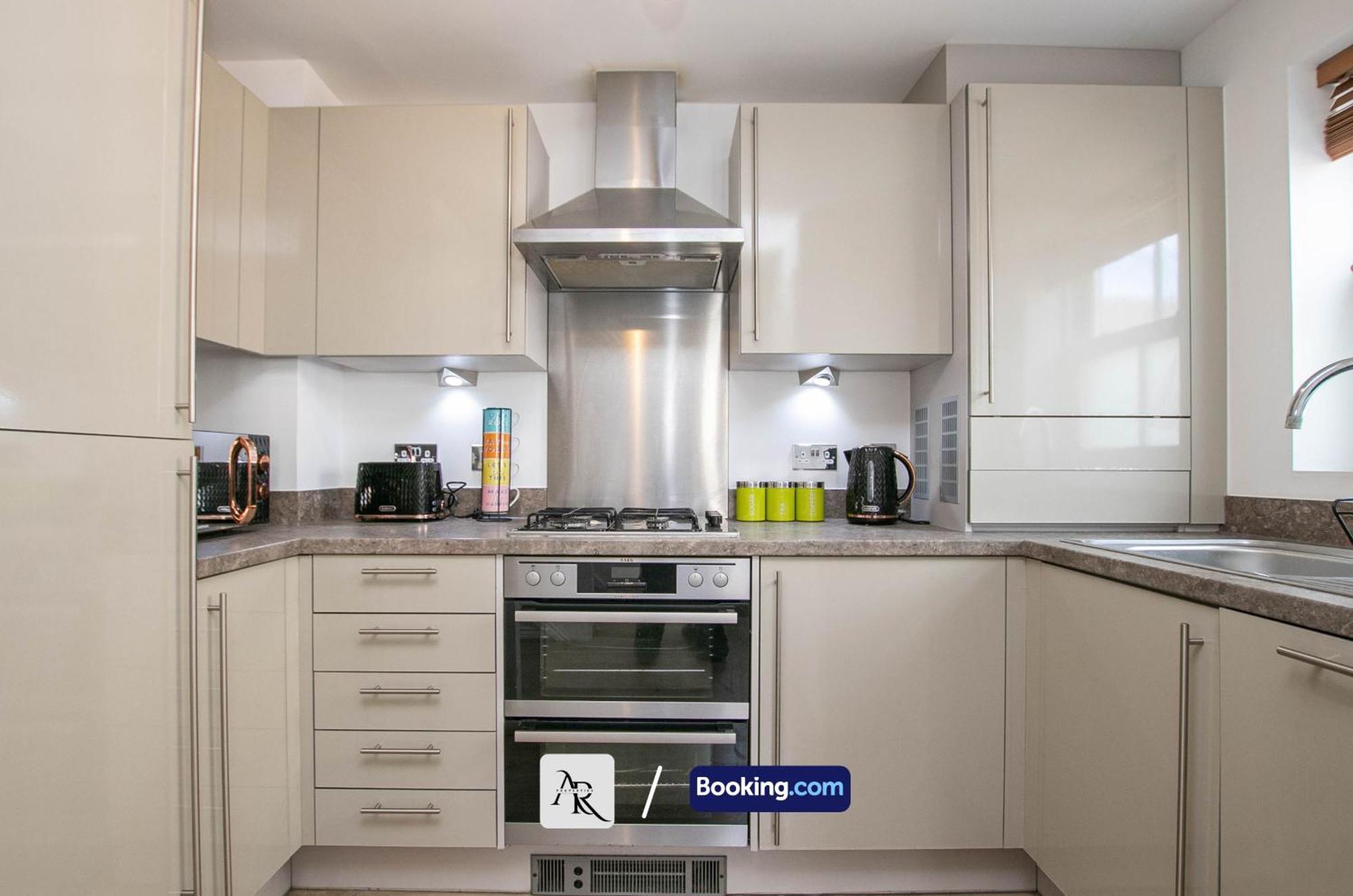 Cozy House By Ar Properties Short Lets & Serviced Accommodation Колчестер Экстерьер фото